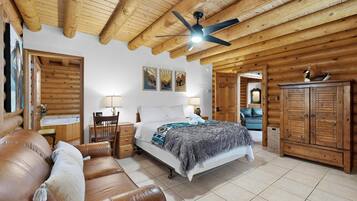 6 bedrooms, desk, travel cot, WiFi