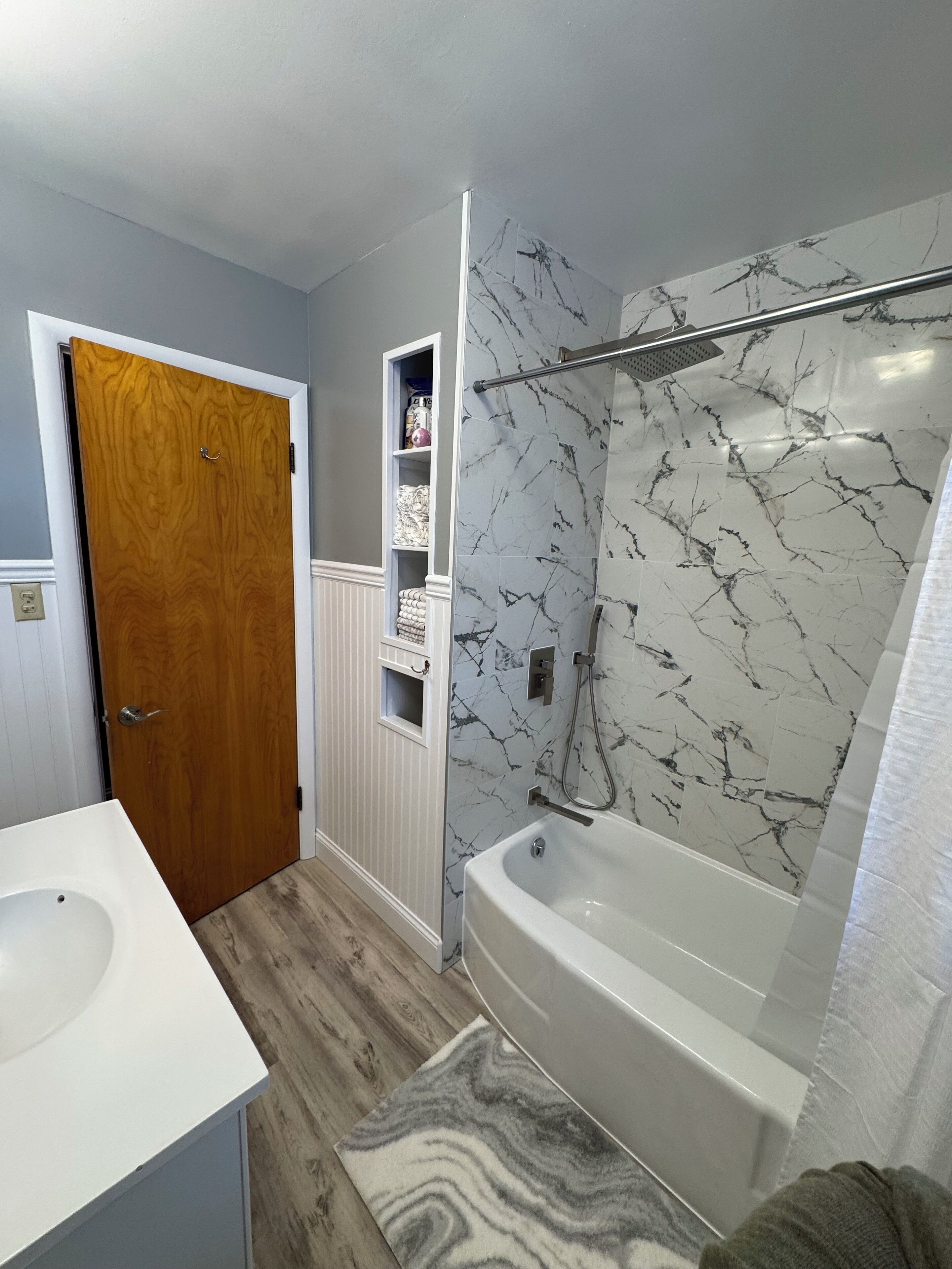 Sèche-cheveux, serviettes fournies, savon, shampoing