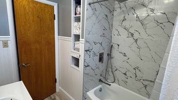 Secador de pelo, toallas, jabón y champú