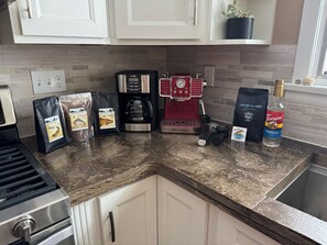 Fridge, microwave, oven, stovetop - Cozy 2-bedroom house in charming Lewistown with WiFi (Lewistown)