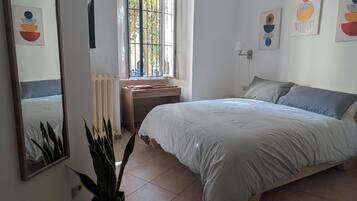 Quarto casal conforto, 1 cama King, banheiro privativo | Escrivaninha, espaço de trabalho para notebook, Wi-Fi de cortesia