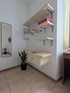 Comfort tweepersoonskamer, 1 kingsize bed, privébadkamer | Een bureau, een laptopwerkplek, gratis wifi