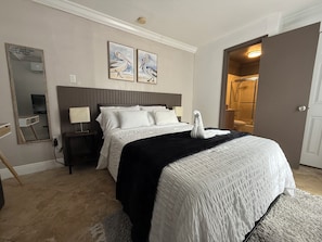 1 bedroom, desk, iron/ironing board, WiFi