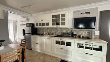 Frigorífico, microondas, horno y placa de cocina