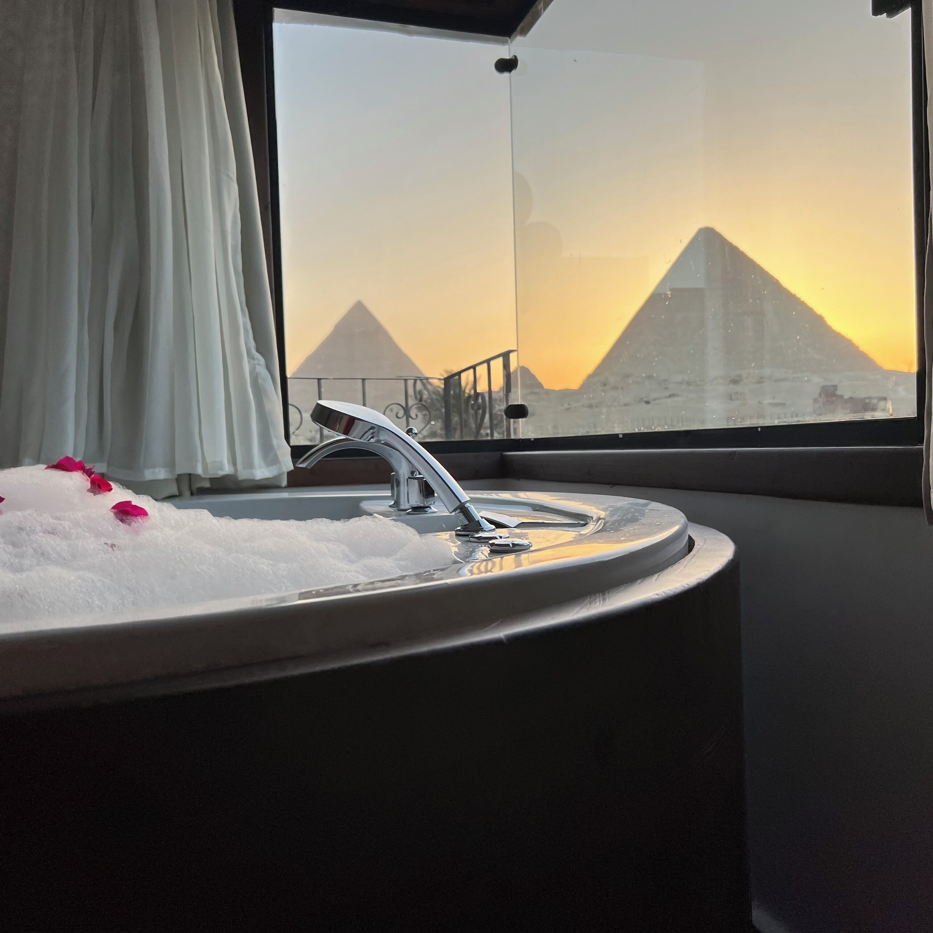 Foto - New Arena pyramids VIEW