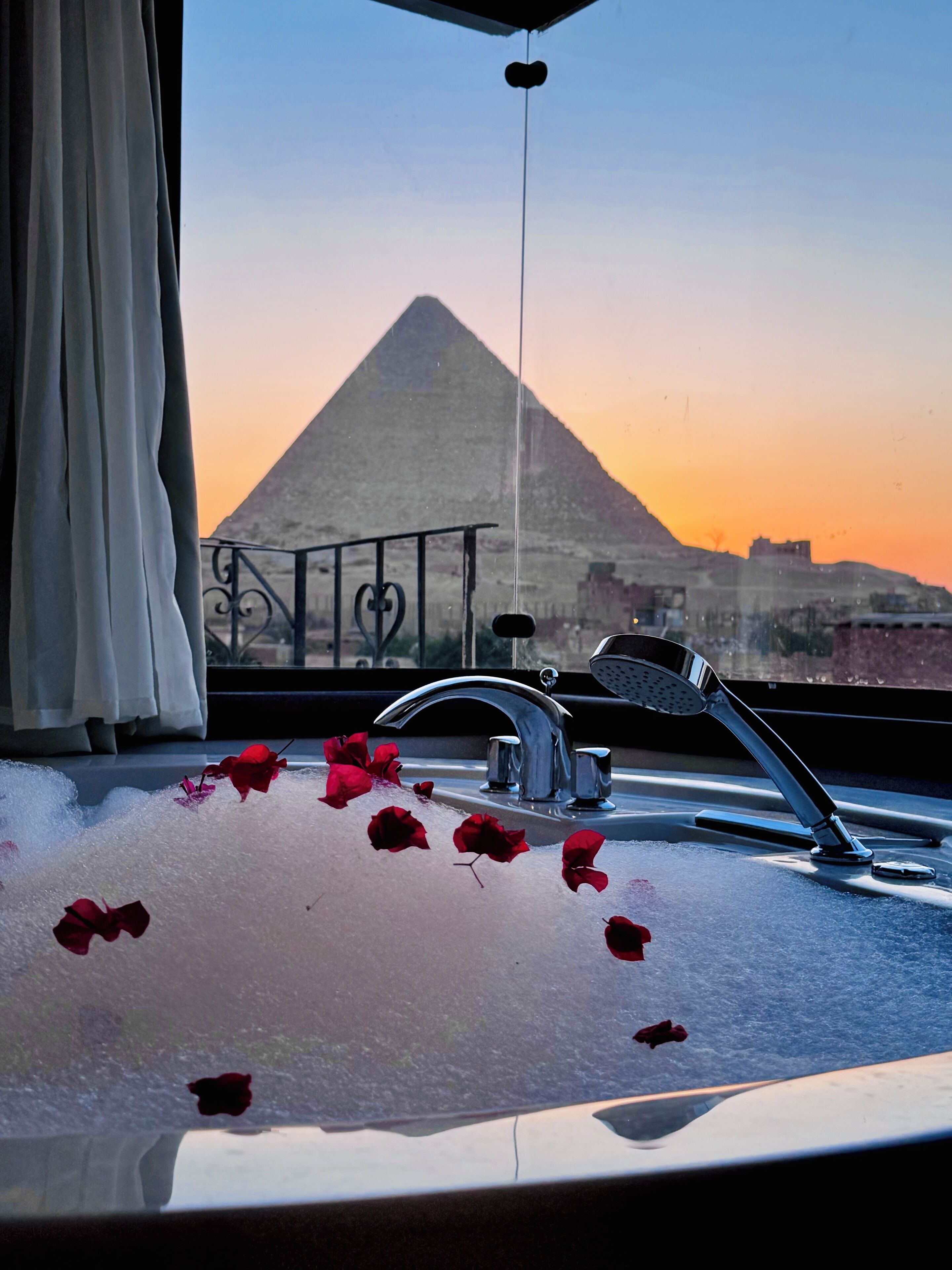 Foto - New Arena pyramids VIEW