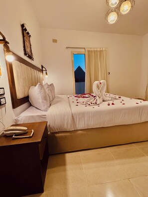 Sengetøy av topp kvalitet, dundyner, senger med overmadrass og minibar