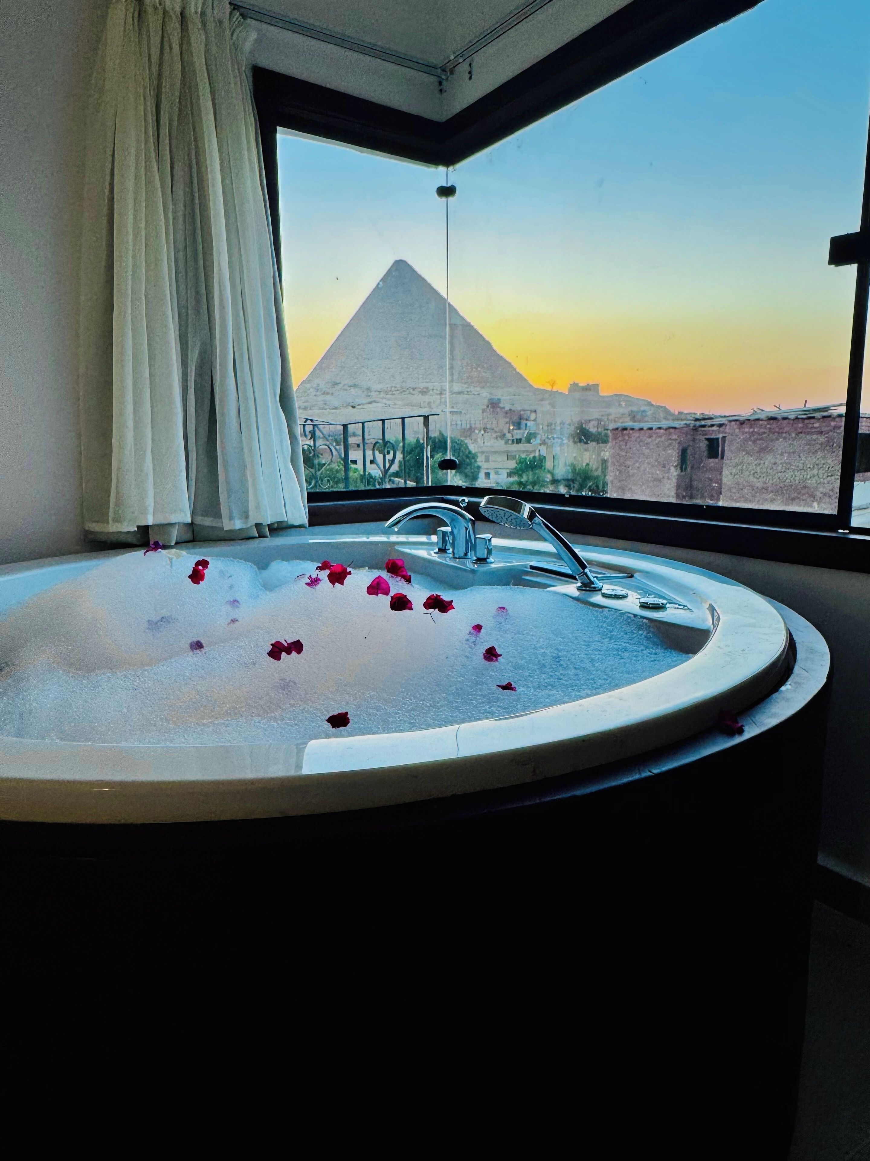 Foto - New Arena pyramids VIEW