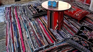 A terrace with a view of the pyramids, a patterned rug, and a small table with a tissue box. - Arena Pyramids View (Giza)