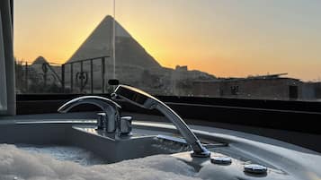 Suite Royal, balcón, vista a la montaña | 1 habitación, ropa de cama de alta calidad y edredón