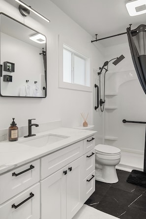 Shower, hair dryer, bidet, towels - Cozy Olympic Haus, in Port Angeles near Olympic National Park, Lakes & Downtown (Port Angeles)