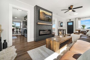 Smart TV, fireplace