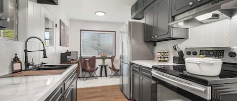 Frigorifero, microonde, forno, piano cottura