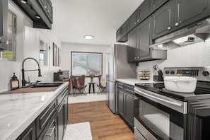 Kühlschrank, Mikrowelle, Ofen, Herdplatte