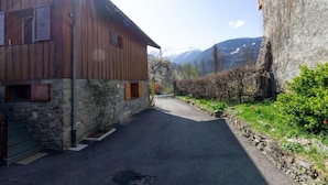 A narrow street with a stone building on the left and a large stone wall on the right. - LE CHALET D'YVETTE - LA PLAGNE TARENTAISE (LA PLAGNE TARENTAISE)