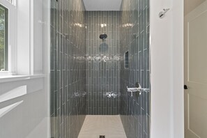 Douche, sèche-cheveux, serviettes fournies