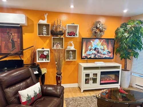 Laval: Private Heated Pool • 3 Bedrooms • Piano