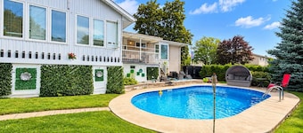Laval: Private Heated Pool • 3 Bedrooms • Piano