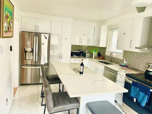 Spacious Zen Floor in Laval - Private Heated & Salt Pool, Garden & Piano