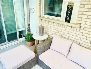 Terrace/patio - Spacious Zen Floor in Laval - Private Heated & Salt Pool, Garden & Piano (Laval)