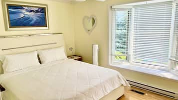 3 slaapkamers, een bureau, een strijkplank/strijkijzer, reisbedje
