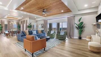 Smart-tv, een open haard, videospelletjes en tafelvoetbal