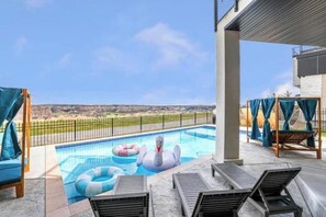 Utomhuspool och uppvärmd pool