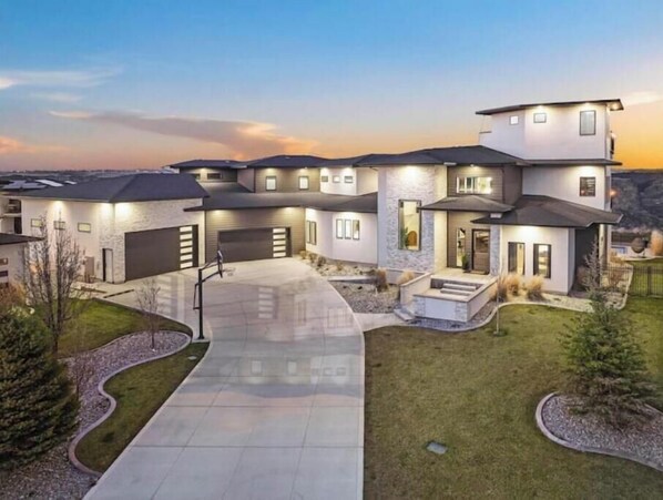 Exterior - 6K SQFT Lux |Heated Pool|Hot Tub |Sauna |Speakeasy (Twin Falls)