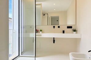 Shower, hair dryer, bidet, towels - [I Nidi di Dommos] Design rooms in the historic center (Orosei)