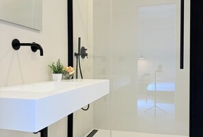 Bruser, hårtørrer, bidet, håndklæder