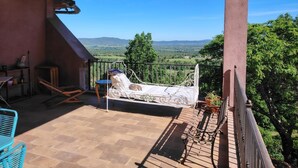 A balcony with a bed, a chair, and a table. - LE PERCHOIR - LES MAYONS (LES MAYONS)