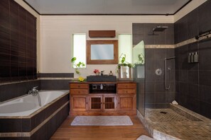 Een douche, een haardroger, een bidet, handdoeken