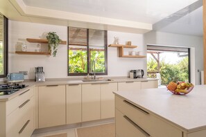 Micro-ondes, four, plaque de cuisson, lave-vaisselle