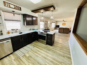 Geladeira, micro-ondas, fogão, cooktop