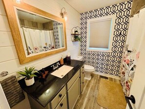 Een douche, zeep, toiletpapier