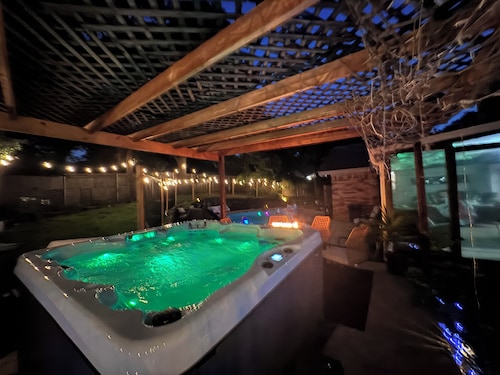6mi from AT&T-HEATED POOL-HOT TUB-INDOOR BAR-TOP KITCHEN AMENITIES-SLEEPS 12+