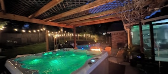 6mi from AT&T-HEATED POOL-HOT TUB-INDOOR BAR-TOP KITCHEN AMENITIES-SLEEPS 12+
