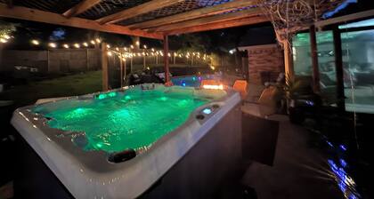 6mi from AT&T-HEATED POOL-HOT TUB-INDOOR BAR-TOP KITCHEN AMENITIES-SLEEPS 12+