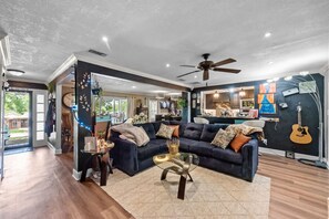 智能電視、壁爐、電子遊戲、DVD 播放機