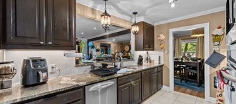 6mi from AT&T-POOL-INDOOR BAR-2KING-1QUEEN-sleeps 12