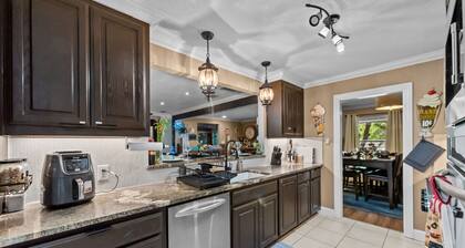 6mi from AT&T-POOL-INDOOR BAR-2KING-1QUEEN-sleeps 12