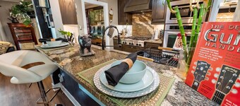 6mi from AT&T-HEATED POOL-HOT TUB-INDOOR BAR-TOP KITCHEN AMENITIES-SLEEPS 12+