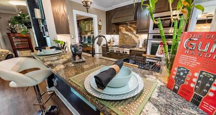 6mi from AT&T-HEATED POOL-HOT TUB-INDOOR BAR-TOP KITCHEN AMENITIES-SLEEPS 12+