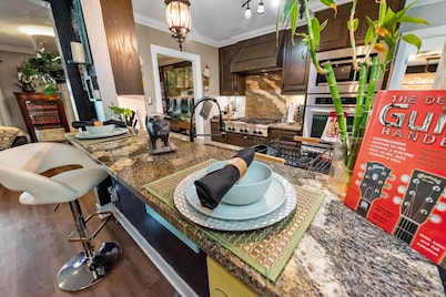 6mi from AT&T-HEATED POOL-HOT TUB-INDOOR BAR-TOP KITCHEN AMENITIES-SLEEPS 12+