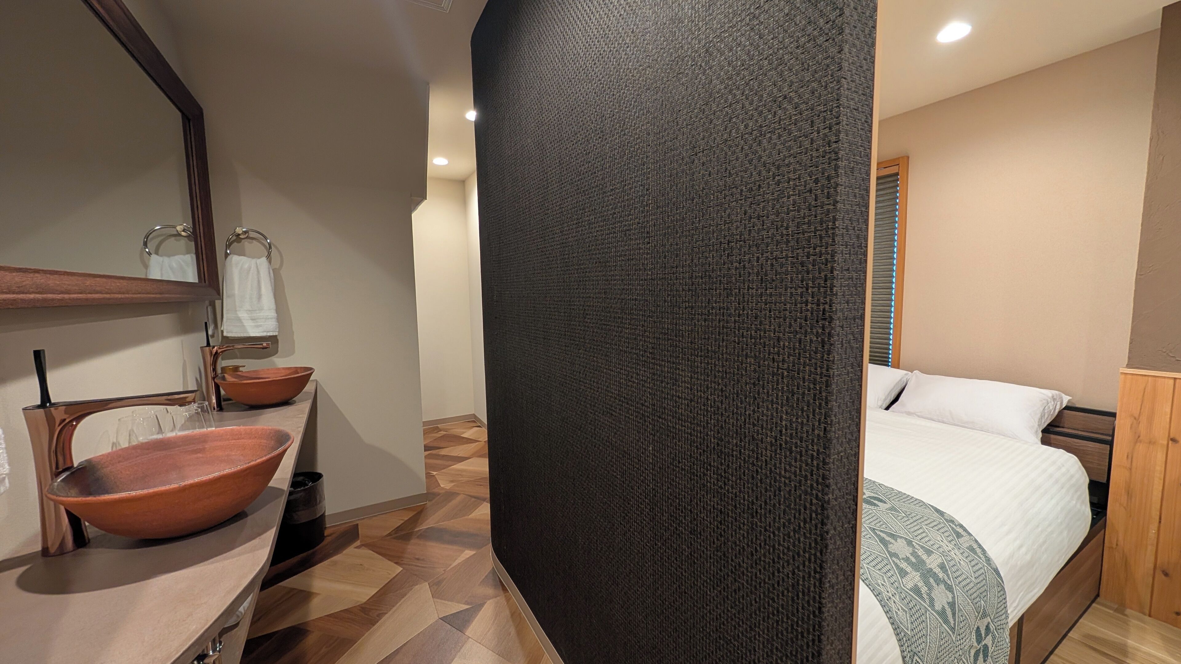 2 bedrooms, desk, iron/ironing board, travel crib