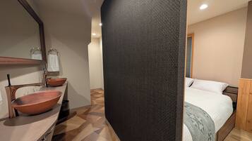 2 bedrooms, desk, iron/ironing board, travel crib