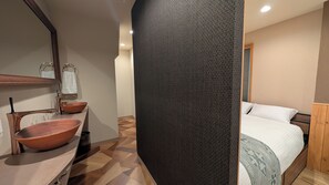 2 bedrooms, desk, iron/ironing board, travel crib - Tradition x Style 9ppl Rooftop Home near ShinOsaka (大阪市)