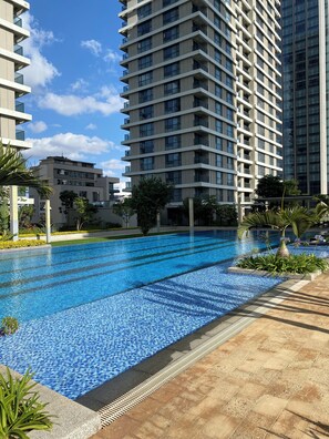 Pool - Chic 1-bedroom apartment in wonderful Nairobi with AC, fitness room, WiFi (Nairobi)
