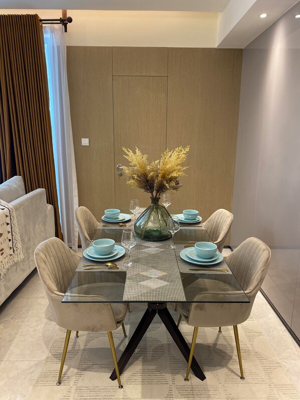 Dining - Chic 1-bedroom apartment in wonderful Nairobi with AC, fitness room, WiFi (Nairobi)