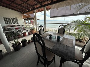Outdoor dining - Beachfront Studio in Bucerías with Terrace – Direct Beach Access (Bucerías)